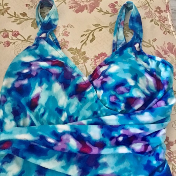 Maxime one piece multi color size 14 ruched in the middle blue, purple wine 🌺🌺 - Picture 3 of 9